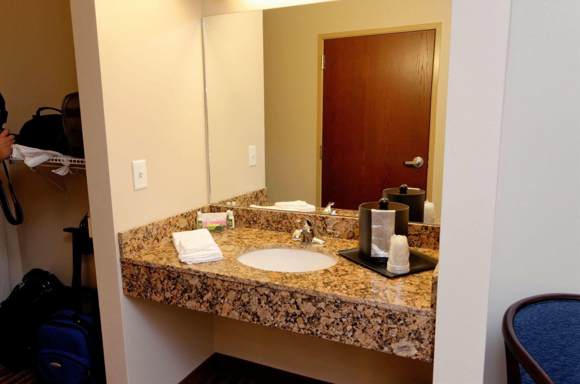 Cobblestone Inn & Suites Fort Madison Εξωτερικό φωτογραφία